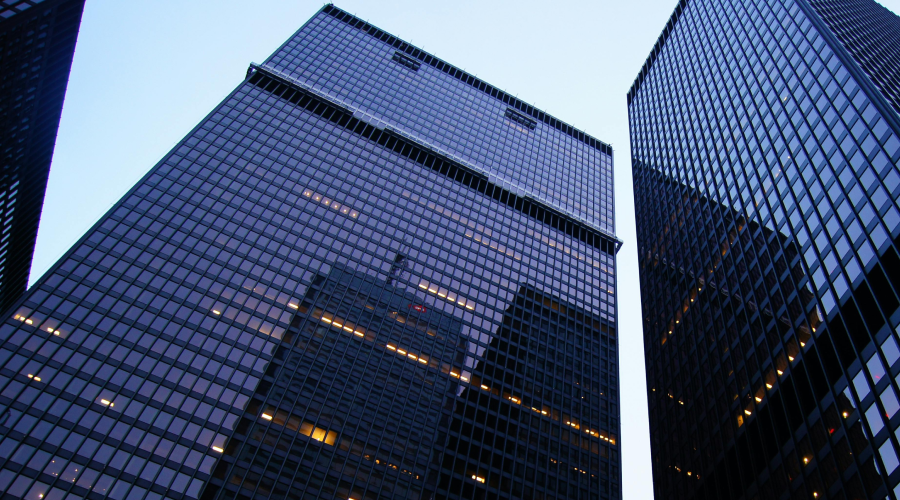 Foto de prédios corporativos em tons frios, usado como capa do artigo sobre compliance nos negócios, escrito pela advogada Bruna Marçal, do ramo de direito empresarial