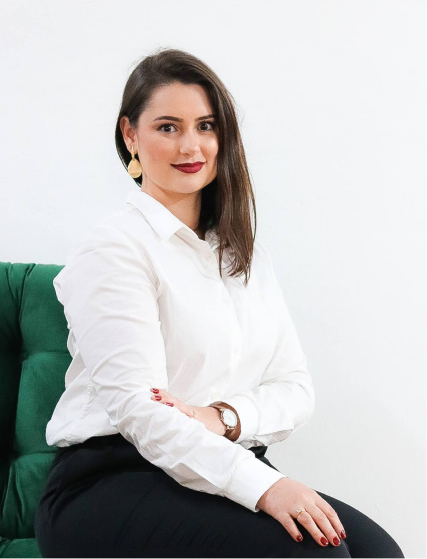 Foto da advogada Bruna Marçal, do ramo de direito empresarial, que tem escritório localizado na cidade de Lavras (Minas Gerais), sorrindo e olhando com confiança para a câmera